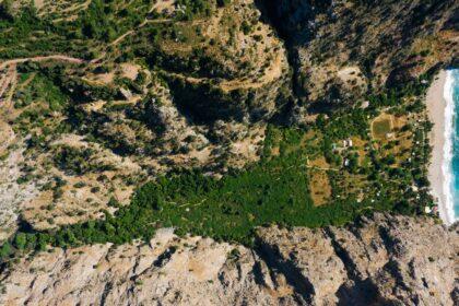 découvrez la vallée des papillons, un havre de paix situé en turquie, célèbre pour sa beauté naturelle spectaculaire, ses plages magnifiques et la diversité de ses espèces de papillons. un lieu idéal pour les amoureux de la nature et les aventuriers en quête d'évasion.