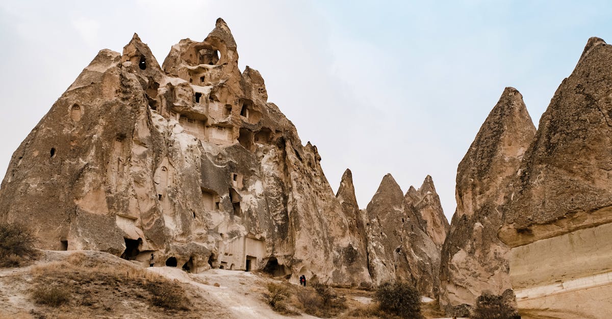 découvrez la cappadoce, une région fascinante de la turquie, célèbre pour ses paysages surréalistes, ses formations rocheuses uniques, et ses célèbres montgolfières. plongez dans l'histoire ancienne en visitant ses villes troglodytes et ses églises rupestres, tout en profitant d'une cuisine délicieuse et d'une culture riche.