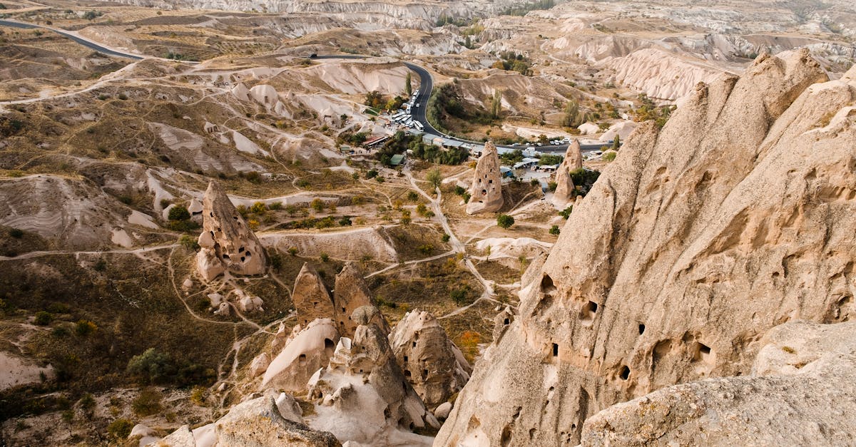 découvrez la cappadoce, une région fascinante de la turquie célèbre pour ses paysages féeriques, ses formations rocheuses uniques et ses balons colorés s'élevant dans le ciel. explorez ses villages troglodytes, ses églises rupestres et vivez une aventure inoubliable au cœur de la nature.