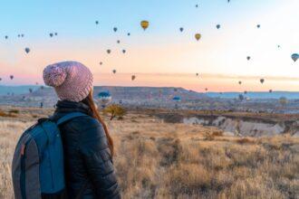 découvrez la cappadoce, une région magique de la turquie célèbre pour ses formations rocheuses uniques, ses paysages féériques et ses montgolfières colorées dans le ciel. plongez dans l'histoire ancienne en explorant ses églises rupestres et ses villes souterraines fascinantes.