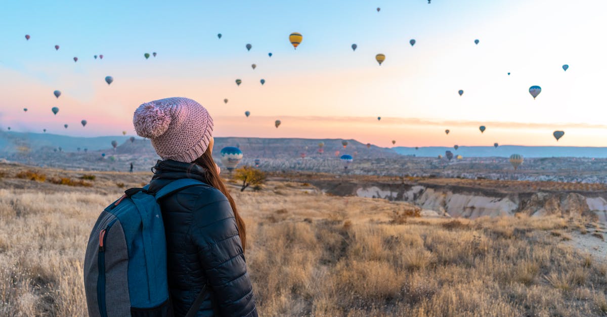 découvrez la cappadoce, une région magique de la turquie, célèbre pour ses paysages lunaires, ses cheminées de fée spectaculaires et ses villes souterraines. profitez de balades en montgolfière au lever du soleil et explorez un patrimoine historique riche, tout en savourant la délicieuse cuisine locale.