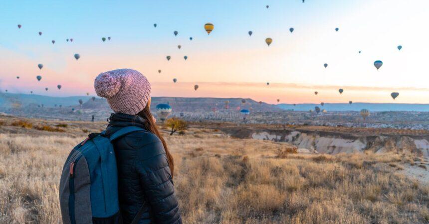 découvrez la cappadoce, une région magique de la turquie célèbre pour ses formations rocheuses uniques, ses paysages féériques et ses montgolfières colorées dans le ciel. plongez dans l'histoire ancienne en explorant ses églises rupestres et ses villes souterraines fascinantes.