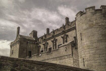 découvrez l'histoire fascinante des châteaux, ces majestueuses forteresses témoins du passé, leurs architectures impressionnantes, et les légendes qui les entourent. plongez dans l'univers médiéval et laissez-vous émerveiller par la beauté des châteaux à travers le monde.