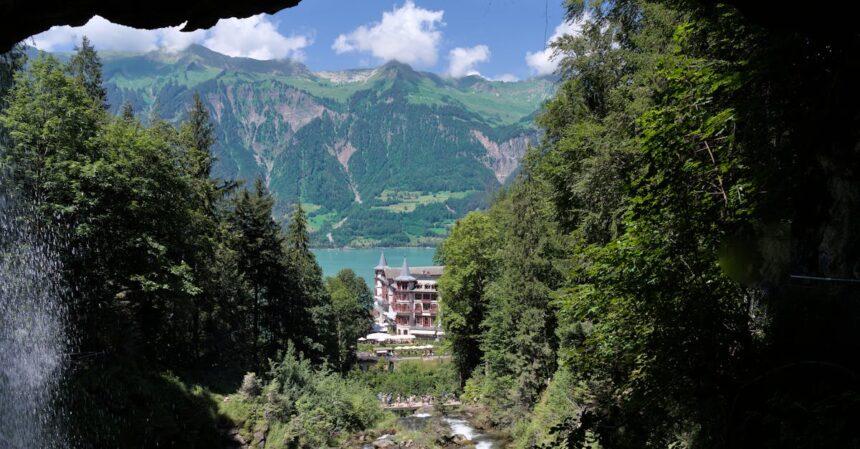 découvrez les hôtels troglodytes, une expérience unique où confort moderne et charme historique se rencontrent dans des espaces creusés dans la roche. idéals pour une escapade insolite, ces établissements vous offrent une immersion complète dans la nature tout en garantissant un séjour inoubliable. réservez dès maintenant votre aventure dans une cave-hôtel!
