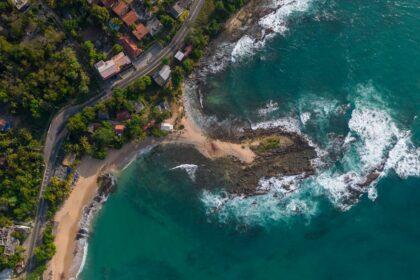 découvrez ceylon, une île enchanteresse connue pour ses paysages à couper le souffle, ses plantations de thé luxuriantes et son riche patrimoine culturel. explorez ses plages paradisiaques, ses sites historiques et sa biodiversité unique.