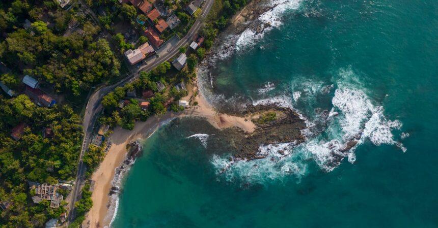 découvrez ceylon, une île enchanteresse connue pour ses paysages à couper le souffle, ses plantations de thé luxuriantes et son riche patrimoine culturel. explorez ses plages paradisiaques, ses sites historiques et sa biodiversité unique.