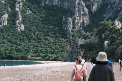découvrez çıralı, un magnifique village côtier en turquie, réputé pour ses plages immaculées et ses paysages naturels époustouflants. plongez dans l'histoire ancienne, explorez les ruines de l'olympos voisin et profitez d'une escapade paisible au bord de la mer méditerranée.