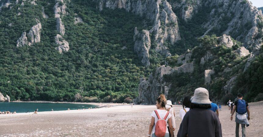 découvrez çıralı, un magnifique village côtier en turquie, réputé pour ses plages immaculées et ses paysages naturels époustouflants. plongez dans l'histoire ancienne, explorez les ruines de l'olympos voisin et profitez d'une escapade paisible au bord de la mer méditerranée.