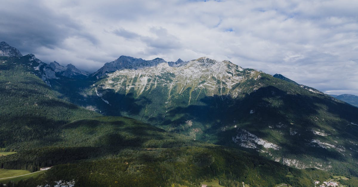 découvrez les meilleures destinations d'escalade à travers le monde. que vous soyez débutant ou expert, trouvez votre prochain défi entre montagnes majestueuses et falaises impressionnantes. préparez-vous à vivre des aventures inoubliables dans des lieux époustouflants.