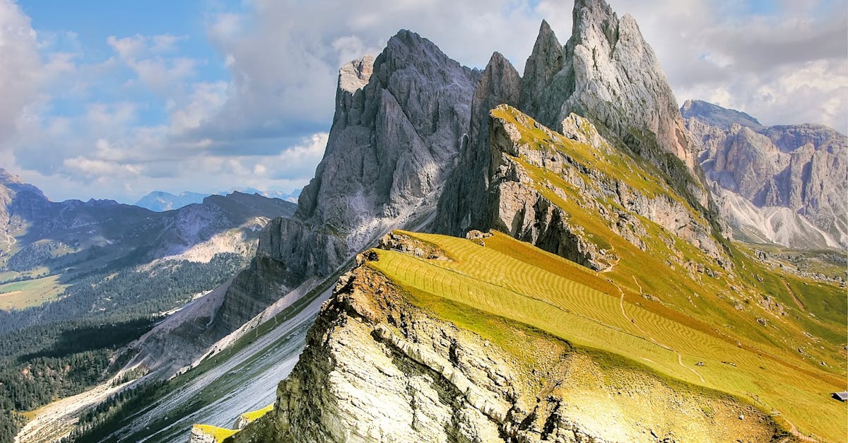découvrez les meilleures destinations d'escalade à travers le monde, des falaises spectaculaires aux parois vertigineuses. que vous soyez débutant ou grimpeur expérimenté, trouvez l'endroit idéal pour vivre des aventures inoubliables en plein air.