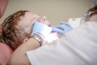 découvrez nos conseils et astuces pour des soins dentaires optimaux. protégez votre sourire avec une hygiène bucco-dentaire adaptée et des visites régulières chez le dentiste.