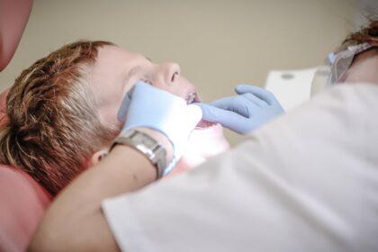 découvrez nos conseils et astuces pour des soins dentaires optimaux. protégez votre sourire avec une hygiène bucco-dentaire adaptée et des visites régulières chez le dentiste.