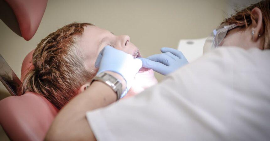 découvrez nos conseils et astuces pour des soins dentaires optimaux. protégez votre sourire avec une hygiène bucco-dentaire adaptée et des visites régulières chez le dentiste.
