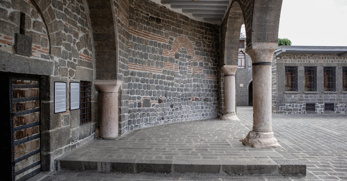 découvrez diyarbakir, une ville au riche patrimoine culturel et historique, située au cœur de l'anatolie. explorez ses impressionnantes murailles datant de l’époque romaine, ses mosquées historiques et plongez dans la diversité de sa cuisine locale. un voyage fascinant au croisement des cultures vous attend à diyarbakir.