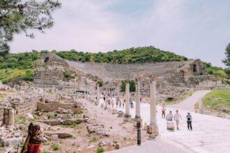 découvrez ephesus, l'une des cités antiques les mieux préservées au monde, où l'histoire s'entrelace avec la beauté architecturale. explorez ses magnifiques ruines, dont le célèbre temple d'artémis et la bibliothèque de celsius, et plongez dans la richesse de la culture romaine et grecque.