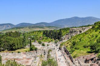 découvrez éphèse, l'une des cités antiques les plus fascinantes de turquie, célèbre pour ses ruines majestueuses, y compris le temple d'artémis et la bibliothèque de celsus. plongez dans l'histoire et la culture de cette ancienne métropole qui témoigne de la grandeur de la civilisation romaine.