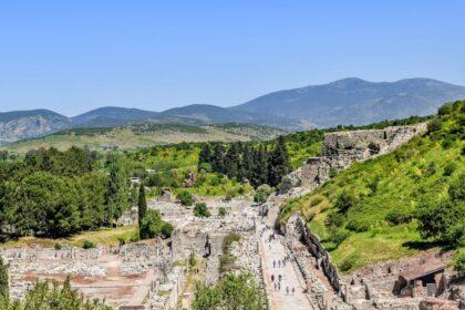 découvrez éphèse, l'une des cités antiques les plus fascinantes de turquie, célèbre pour ses ruines majestueuses, y compris le temple d'artémis et la bibliothèque de celsus. plongez dans l'histoire et la culture de cette ancienne métropole qui témoigne de la grandeur de la civilisation romaine.