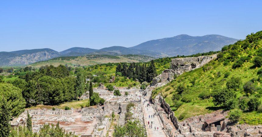 découvrez éphèse, l'une des cités antiques les plus fascinantes de turquie, célèbre pour ses ruines majestueuses, y compris le temple d'artémis et la bibliothèque de celsus. plongez dans l'histoire et la culture de cette ancienne métropole qui témoigne de la grandeur de la civilisation romaine.