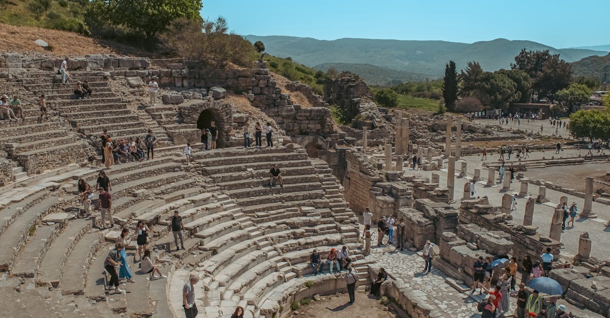 découvrez éphèse, l'ancienne cité grecque riche en histoire, célèbre pour ses ruines majestueuses comme le temple d'artémis. explorez ses magnifiques vestiges archéologiques, ses théâtres et ses rues pittoresques, témoins d'une époque dorée. partez pour un voyage fascinant au cœur de la culture et de la civilisation antique.