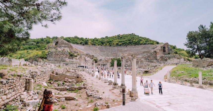 découvrez ephesus, l'une des cités antiques les mieux préservées au monde, où l'histoire s'entrelace avec la beauté architecturale. explorez ses magnifiques ruines, dont le célèbre temple d'artémis et la bibliothèque de celsius, et plongez dans la richesse de la culture romaine et grecque.
