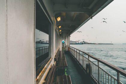 découvrez notre service de ferry, une façon agréable et pratique de voyager entre les destinations côtières. profitez de paysages marins magnifiques, d'un confort optimal et d'une expérience de voyage inoubliable.