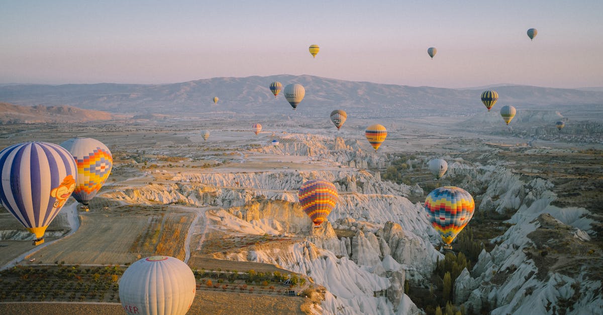 découvrez göreme, un charmant village de la cappadoce célèbre pour ses églises rupestres et ses paysages lunaires. explorez les formations rocheuses uniques, partez en montgolfière pour une vue imprenable et plongez dans l'histoire fascinante de cette région magique.