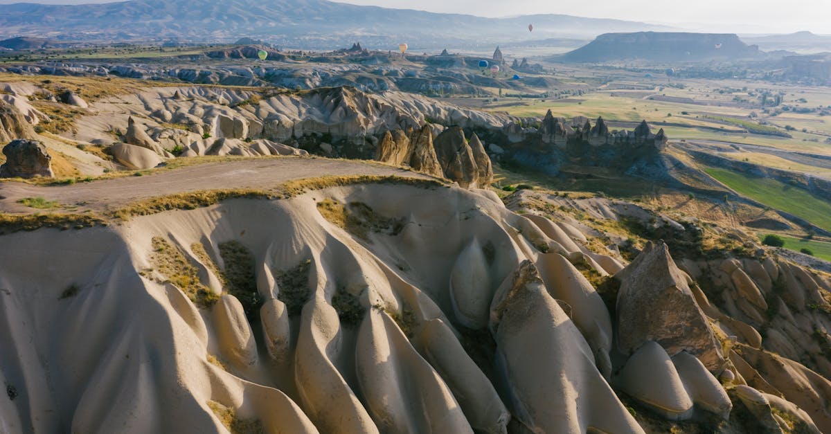 découvrez göreme, un joyau de la cappadoce, en turquie, célèbre pour ses paysages enchanteurs, ses formations rocheuses uniques et ses habitations troglodytes. explorez ses églises rupestres ornées de fresques anciennes et vivez une expérience inoubliable entre montgolfières et sites historiques.