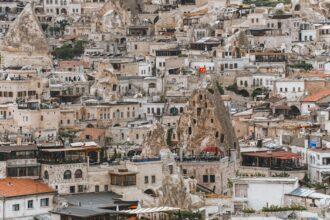 découvrez les meilleurs hôtels à göreme, au cœur de la cappadoce. profitez d'une expérience unique avec des hébergements confortables, une vue imprenable sur les formations rocheuses et un accès facile aux merveilles naturelles et culturelles de la région.