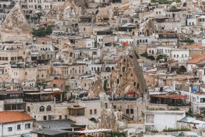 découvrez les meilleurs hôtels à göreme, au cœur de la cappadoce. profitez d'une expérience unique avec des hébergements confortables, une vue imprenable sur les formations rocheuses et un accès facile aux merveilles naturelles et culturelles de la région.
