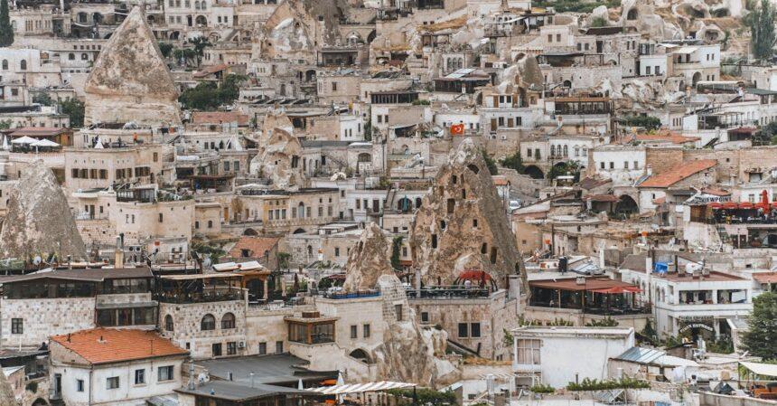 découvrez les meilleurs hôtels à göreme, au cœur de la cappadoce. profitez d'une expérience unique avec des hébergements confortables, une vue imprenable sur les formations rocheuses et un accès facile aux merveilles naturelles et culturelles de la région.