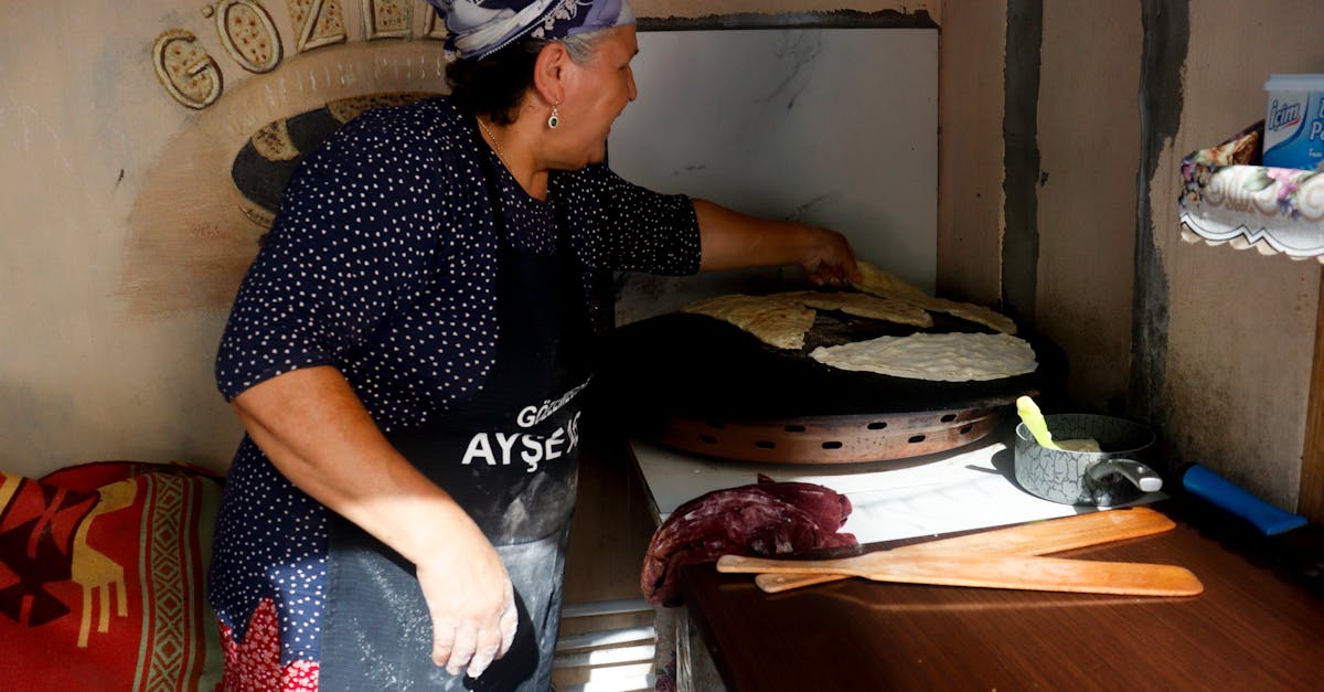 découvrez le goût authentique du gozleme, une délicieuse crêpe turque farcie, réalisée avec des ingrédients frais et savoureux. parfaite pour un repas sur le pouce ou un encas gourmand, le gozleme séduira vos papilles par sa variété de garnitures et son croustillant irrésistible.