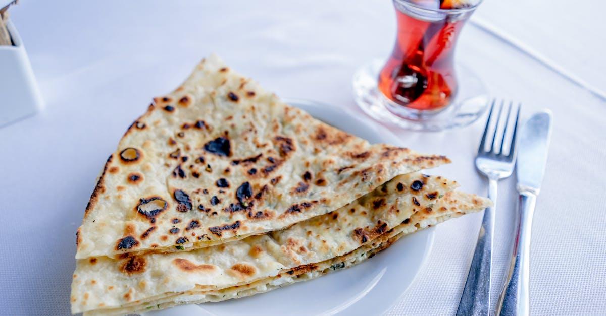 découvrez le gozleme, une délicieuse spécialité turque : une galette fourrée savoureuse, garnie de fromage, d'épinards ou de viande, parfaite pour un repas rapide ou un encas. savourez la tradition culinaire de la turquie avec chaque bouchée !