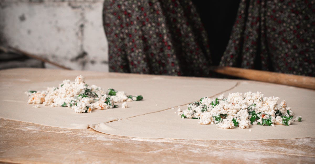 découvrez le gozleme, une délicieuse crêpe turque fourrée à la viande, aux épinards ou au fromage. savourez cette spécialité traditionnelle, croustillante à l'extérieur et fondante à l'intérieur, parfaite pour un repas rapide ou un encas savoureux.