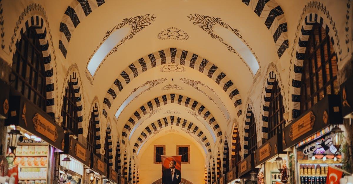 découvrez le grand bazaar, un lieu emblématique où la tradition et la modernité se rencontrent. flânez parmi des milliers de boutiques, savourez des délices locaux et dénichez des trésors artisanaux uniques dans cette expérience inoubliable.