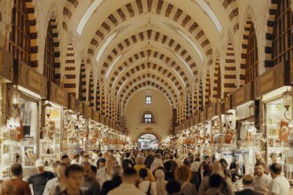 découvrez le grand bazaar, un véritable trésor culturel où se mêlent artisanat traditionnel, saveurs exotiques et ambiance vibrante. parcourez des allées animées à la recherche de souvenirs uniques, tissus colorés et épices parfumées dans l'un des plus anciens marchés du monde.