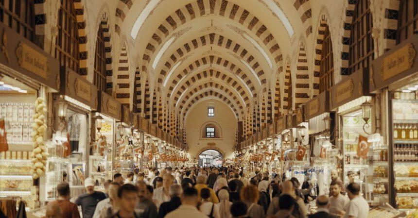 découvrez le grand bazaar, un véritable trésor culturel où se mêlent artisanat traditionnel, saveurs exotiques et ambiance vibrante. parcourez des allées animées à la recherche de souvenirs uniques, tissus colorés et épices parfumées dans l'un des plus anciens marchés du monde.