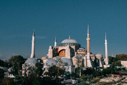 découvrez le luxe et le confort du grand hyatt istanbul, un hôtel raffiné au cœur de la ville, offrant des services de classe mondiale, une cuisine exquise et des installations modernes. profitez d'un séjour mémorable à proximité des attractions culturelles emblématiques d'istanbul.