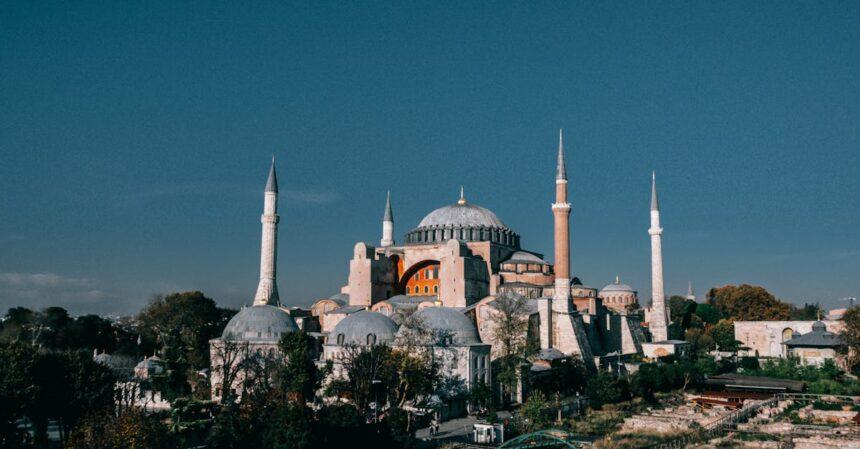 découvrez le luxe et le confort du grand hyatt istanbul, un hôtel raffiné au cœur de la ville, offrant des services de classe mondiale, une cuisine exquise et des installations modernes. profitez d'un séjour mémorable à proximité des attractions culturelles emblématiques d'istanbul.