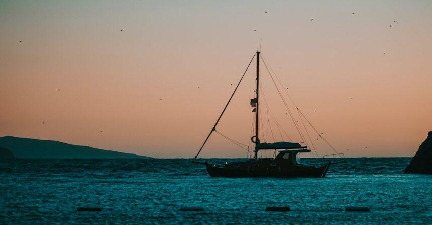 découvrez gümüşlük, un charmant village balnéaire en turquie, célèbre pour ses paysages pittoresques, ses plages idylliques et ses restaurants de fruits de mer. explorez son riche patrimoine culturel et profitez d'un cadre idyllique pour des vacances inoubliables.