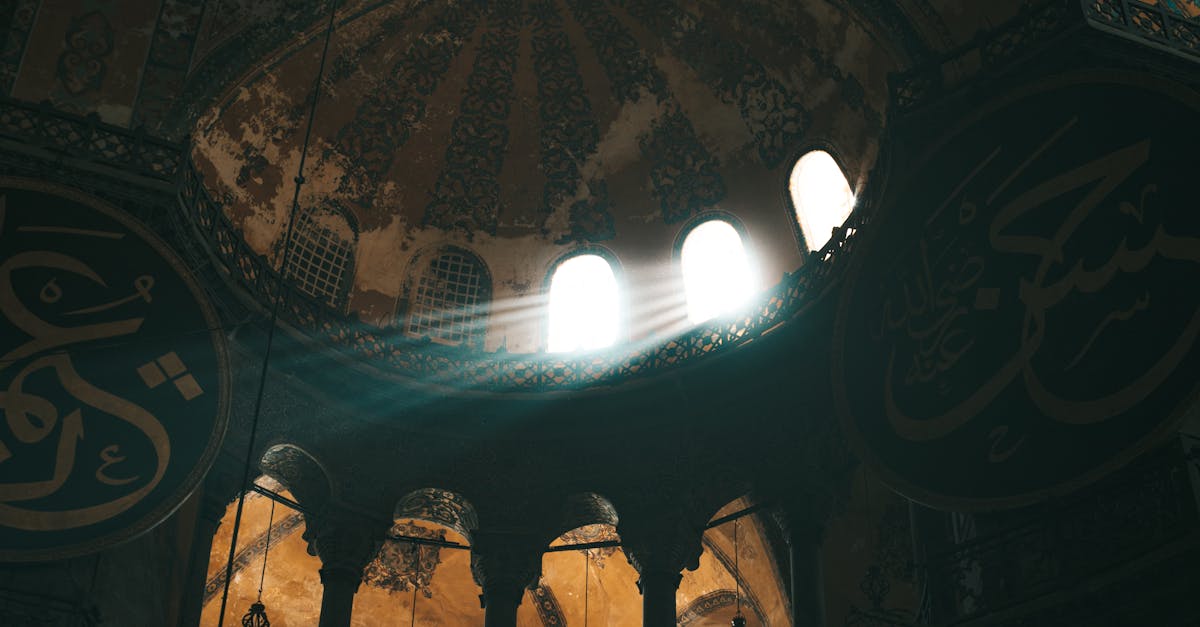 découvrez la grandeur et l'histoire fascinante de la hagia sophia, un chef-d'œuvre architectural d'istanbul, qui a été tour à tour église, mosquée et musée. plongez dans ses mosaïques éblouissantes et sa riche histoire culturelle.