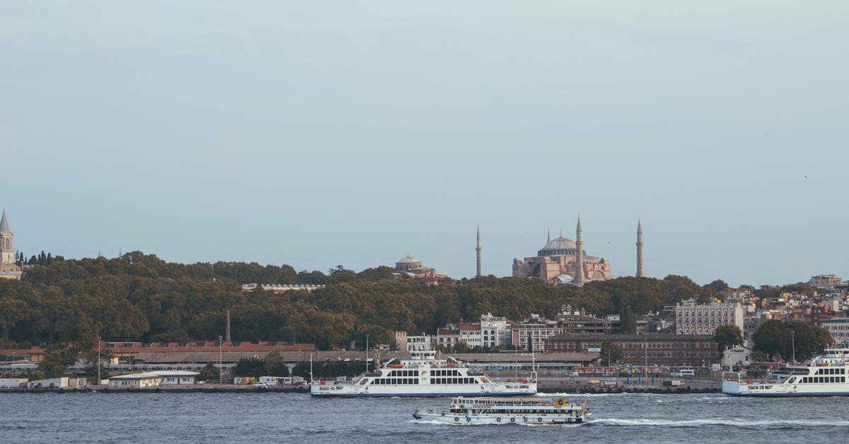 découvrez la magnificence de la hagia sophia, un chef-d'œuvre architectural d'istanbul alliant histoire, art et spiritualité. visitez ce monument emblématique qui a traversé les âges en tant que basilique, mosquée et musée.