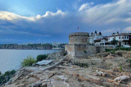 découvrez la tour hıdırlık, un emblème historique de la ville de antalya, où l'histoire rencontre la beauté naturelle. profitez d'une vue panoramique époustouflante sur la mer méditerranée et explorez les mystères de ce monument datant du 2ème siècle.