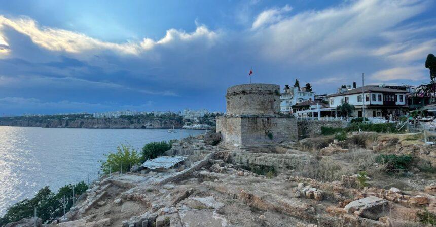 découvrez la tour hıdırlık, un emblème historique de la ville de antalya, où l'histoire rencontre la beauté naturelle. profitez d'une vue panoramique époustouflante sur la mer méditerranée et explorez les mystères de ce monument datant du 2ème siècle.