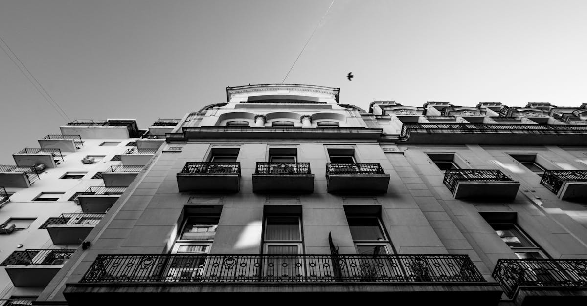découvrez l'histoire fascinante des ascenseurs à travers les âges. plongez dans l'évolution technologique et culturelle des élévateurs historiques qui ont marqué notre patrimoine architectural. explorez les innovations et anecdotes qui ont façonné ces machines emblématiques.