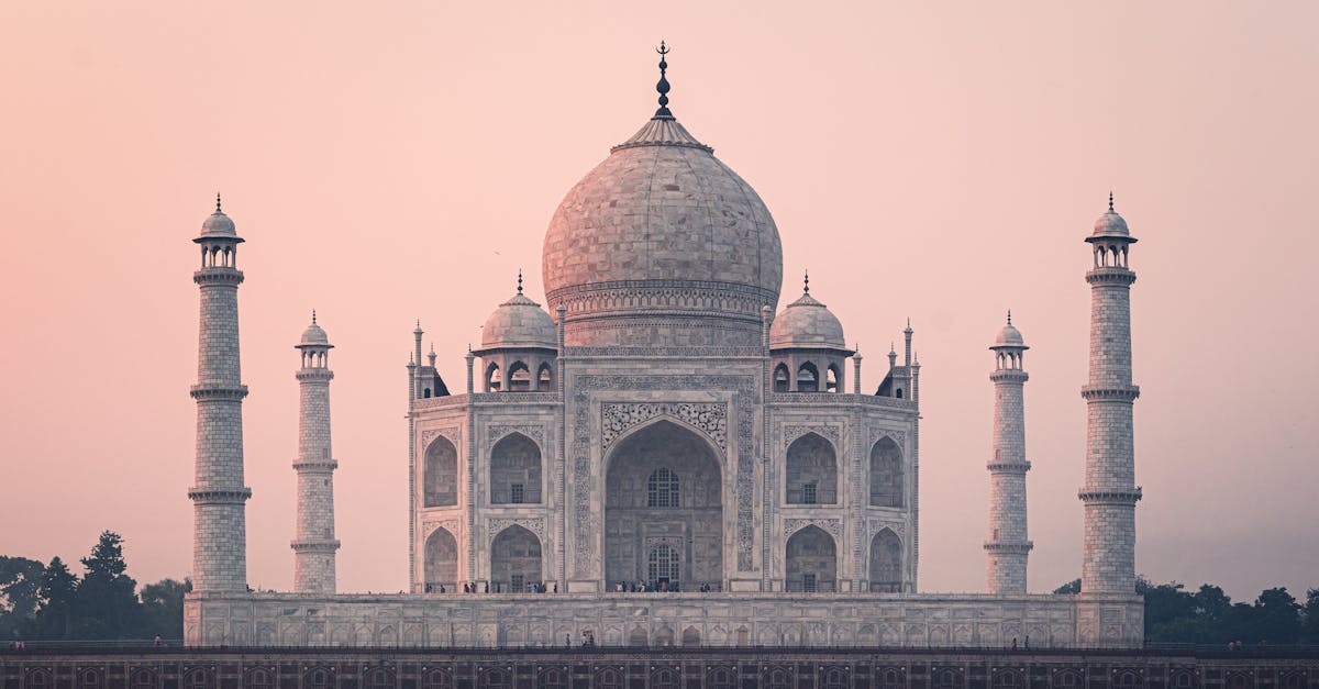 découvrez la splendeur des mosquées impériales, ces chefs-d'œuvre architecturaux qui allient histoire et spiritualité. plongez dans l'univers fascinant de ces monuments emblématiques, symbole de la richesse culturelle et religieuse des civilisations qui les ont bâtis.