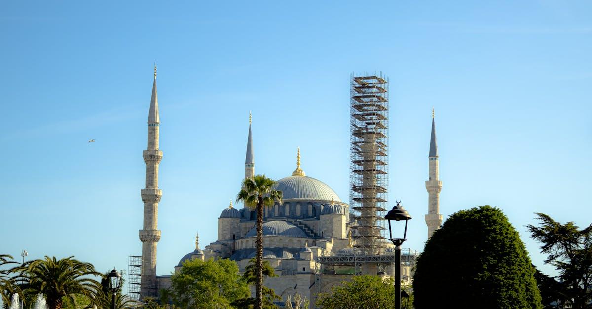 découvrez la mosquée isa bey, un chef-d'œuvre architectural situé à selçuk, en turquie. explorez son riche héritage historique et admirez son mélange unique de styles ottomans et seldjoukides dans un cadre paisible, parfait pour les amateurs de culture et d'histoire.