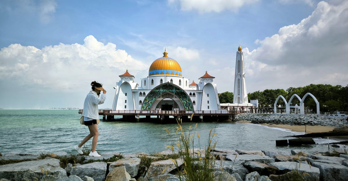 découvrez la mosquée isa bey, un chef-d'œuvre architectural situé en turquie, alliant histoire et spiritualité. admirez ses magnifiques mosaïques, son ambiance paisible et plongez dans l'héritage culturel de la région.