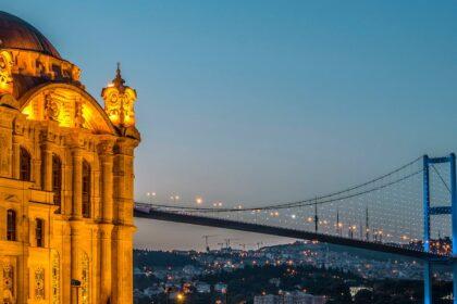 découvrez istanbul, une ville fascinante où l'orient rencontre l'occident. explorez son riche patrimoine culturel, ses marchés animés, ses monuments historiques comme la mosquée bleue et sainte-sophie, et savourez une cuisine délicieuse. plongez dans l'effervescence de cette métropole unique qui offre une expérience inoubliable.
