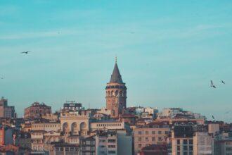 découvrez istanbul, la fascinante métropole turque qui allie tradition et modernité. explorez ses magnifiques mosquées, ses bazars colorés et sa riche histoire tout en vous immergeant dans la culture vibrante de cette ville unique, où l'orient rencontre l'occident.