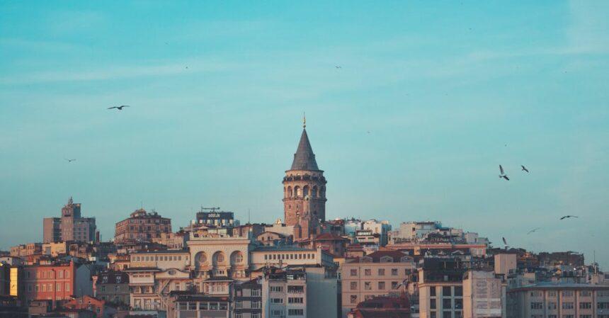 découvrez istanbul, la fascinante métropole turque qui allie tradition et modernité. explorez ses magnifiques mosquées, ses bazars colorés et sa riche histoire tout en vous immergeant dans la culture vibrante de cette ville unique, où l'orient rencontre l'occident.